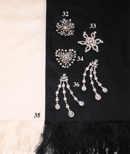 A PAIR OF EAR CLIPS