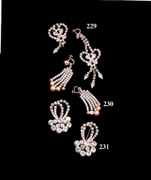 A PAIR OF EARRINGS