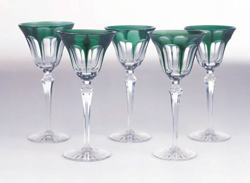 A GROUP OF GREEN AND COLORLESS GLASS WINE AND WATER GLASSES