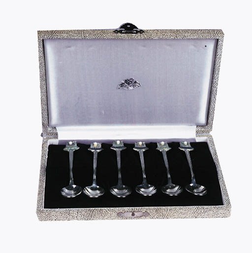 SIX PEARL MOUNTED SILVERPLATED METAL TEASPOONS