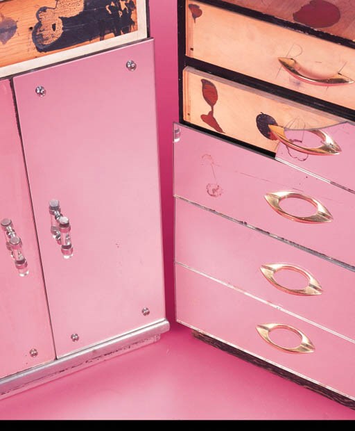 A MODERNE MIRRORED BEDSIDE CABINET AND CHEST OF DRAWERS