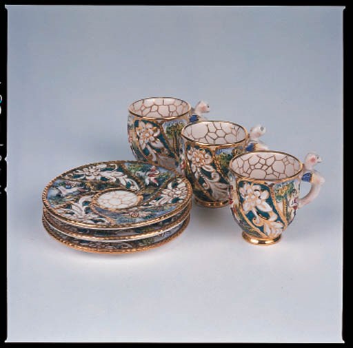 A GROUP OF ASSORTED POTTERY AND PORCELAIN
