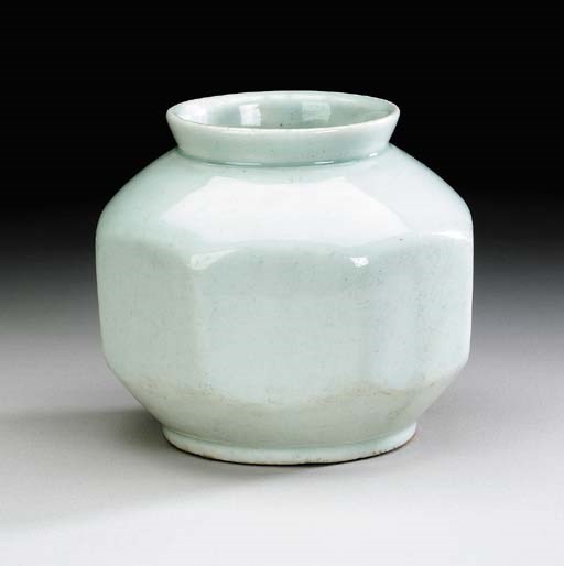 An Octagonal White Porcelain Jar