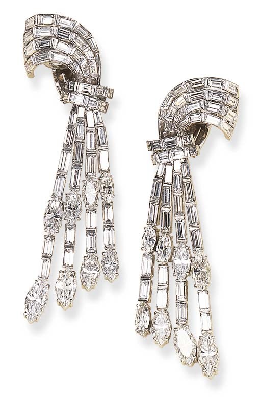 AN ELEGANT PAIR OF DIAMOND EAR PENDANTS