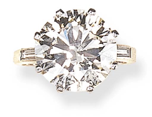 A SINGLE-STONE DIAMOND RING