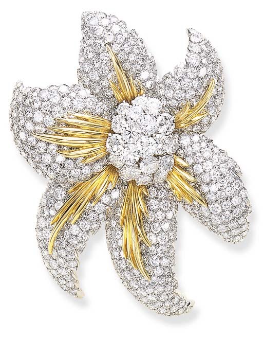 AN ATTRACTIVE DIAMOND FLOWER BROOCH