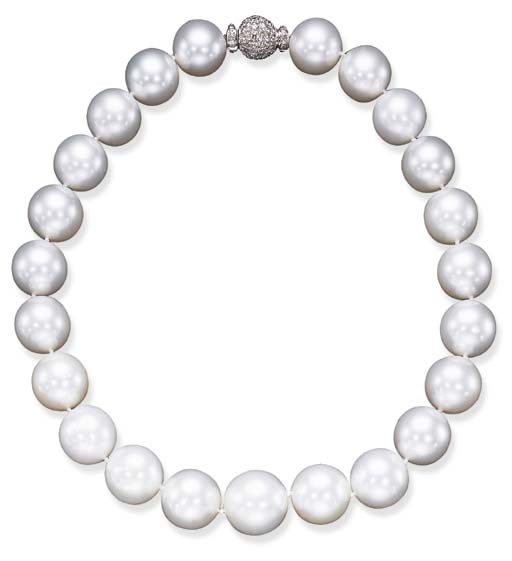 AN IMPRESSIVE SINGLE-STRAND CULTURED PEARL NECKLACE