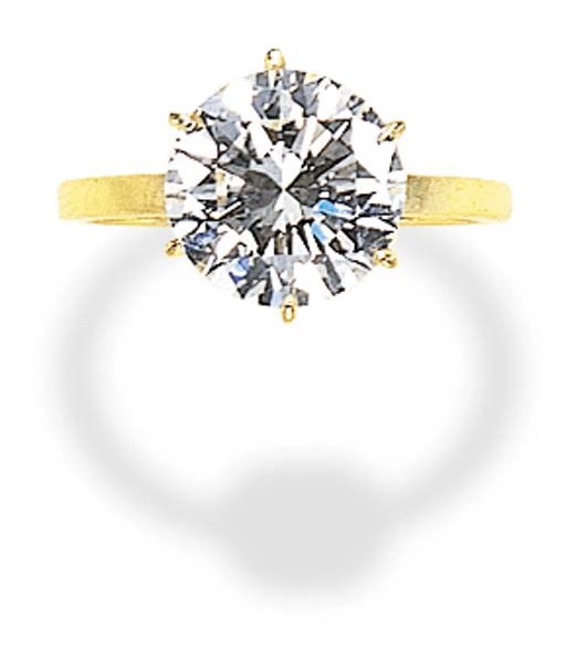 A SINGLE-STONE DIAMOND RING