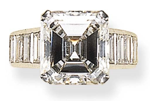 A SINGLE-STONE DIAMOND RING