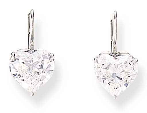 A PAIR OF DIAMOND EAR PENDANTS