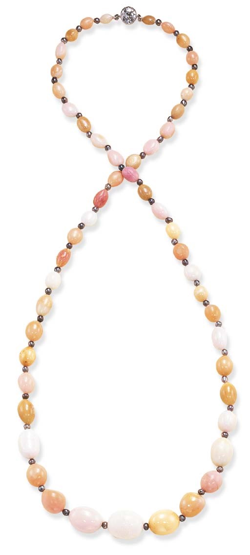 A UNUSUAL CONCH PEARL NECKLACE