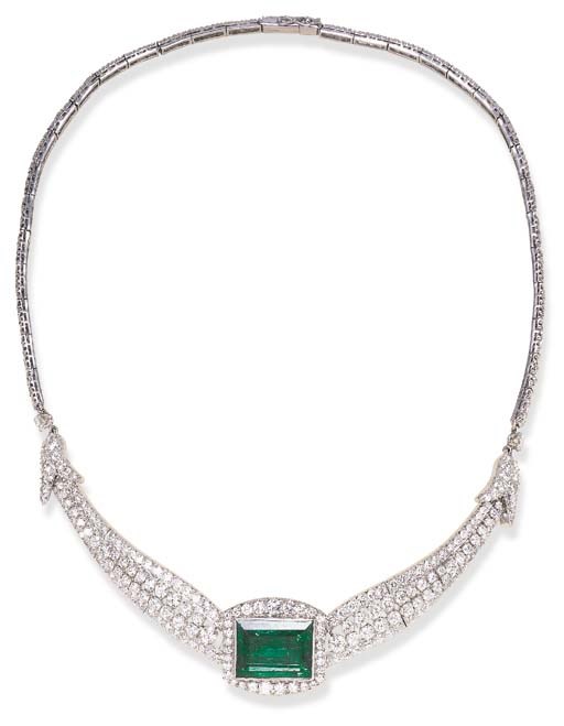 AN ATTRACTIVE EMERALD AND DIAMOND NECKLACE