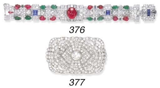 AN ART DECO DIAMOND BROOCH