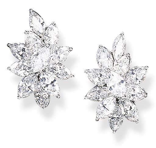 AN ATTRACTIVE PAIR OF DIAMOND EAR CLIPS