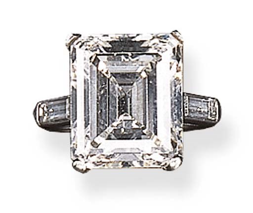 A SINGLE-STONE DIAMOND RING