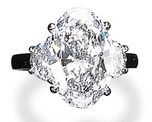 A FINE SINGLE-STONE DIAMOND RING