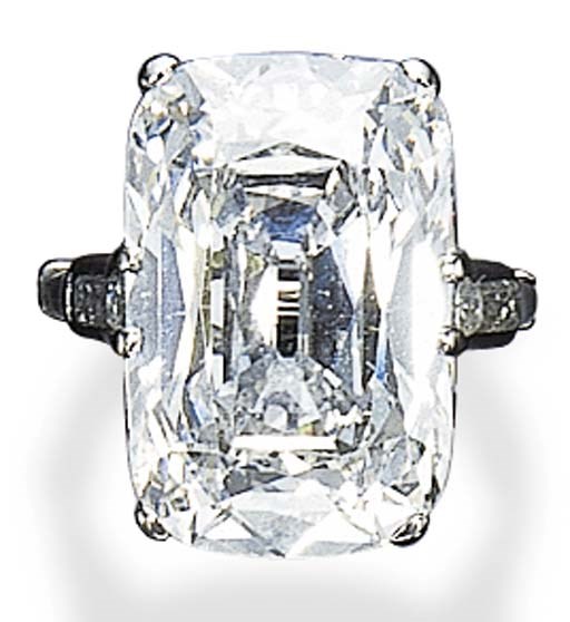 AN EXQUISITE SINGLE-STONE DIAMOND RING
