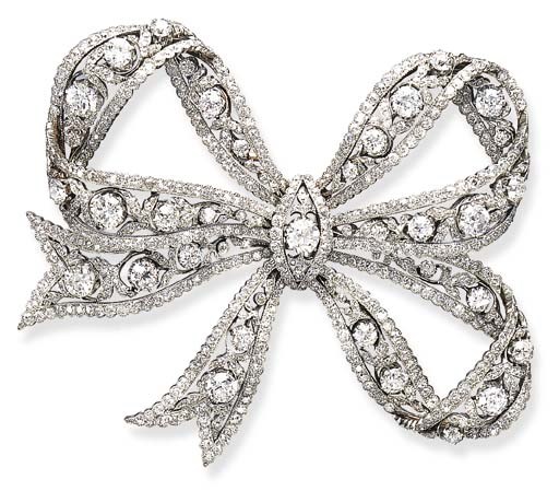 AN EXQUISITE DIAMOND BOW BROOCH