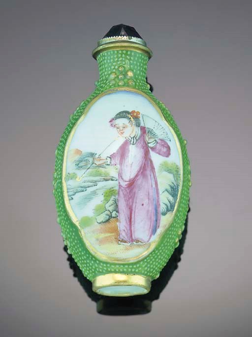 A Chinese famille rose porcelain snuff bottle, 20th Century