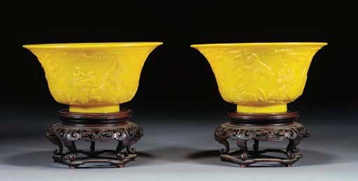 A pair of yellow Peking glass bowls, 18/19th Century