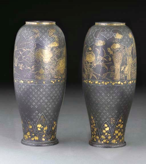 A pair of Japanese Komai vases, Meiji Period