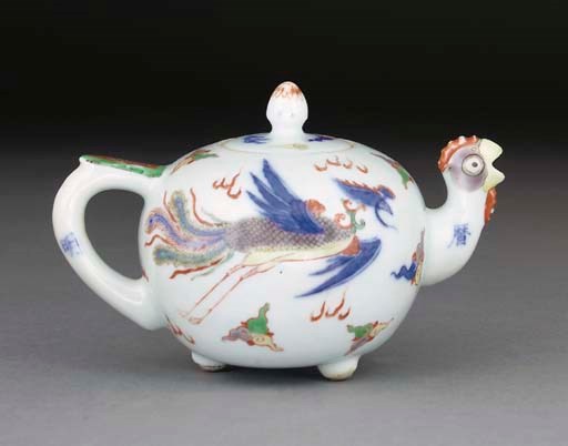 A Chinese wucai teapot, 19th century