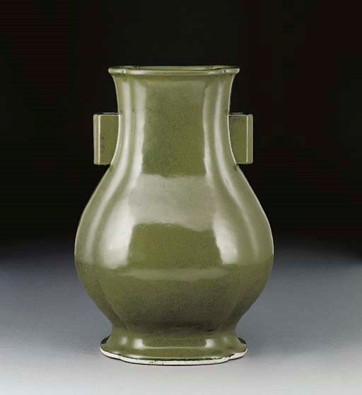 A tea dust glazed arrow vase, 18th century