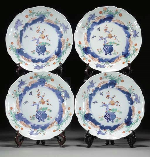 Four Japanese Kakiemon style barbed dishes, 19th Century