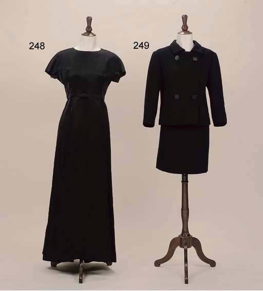 AN EVENING GOWN OF BLACK GAZAR, BALENCIAGA