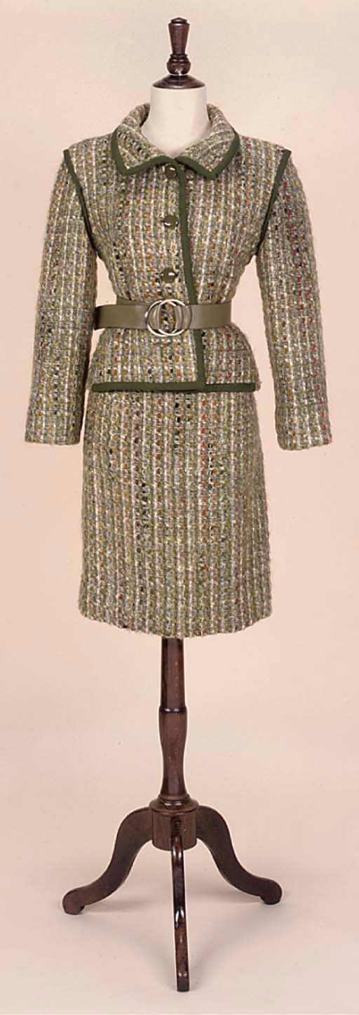 A SUIT OF OLIVE GREEN BOUCLÉ TWEED