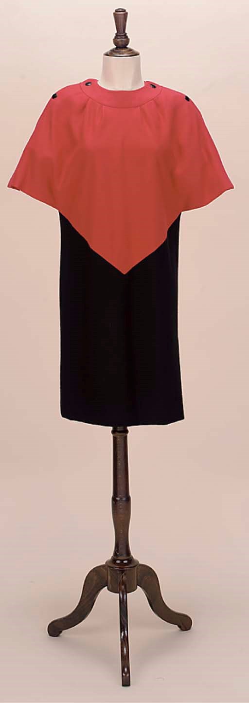 A DAY DRESS OF VOLUMINOUS SHAPE