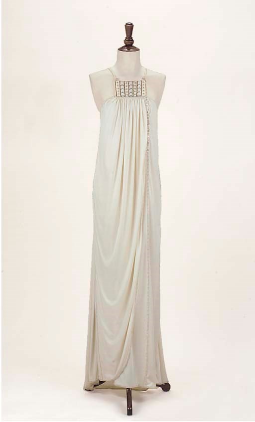 AN IVORY JERSEY EVENING GOWN, BILL GIBB