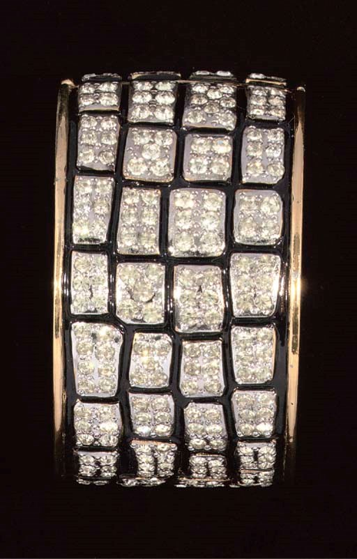 A COLLECTION OF COSTUME JEWELLERY INCLUDING VALENTINO
