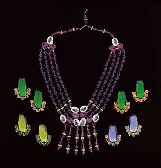 A COLLECTION OF ORNATE PASTE JEWELLERY