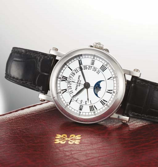 PATEK PHILIPPE. A FINE AND RARE PLATINUM AUTOMATIC PERPETUAL CALENDAR WRISTWATCH WITH CENTRE SECONDS, RETROGRADE DATE AND PHASES OF THE MOON
