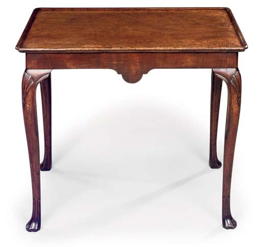 AN IRISH GEORGE III MAHOGANY CENTRE TABLE