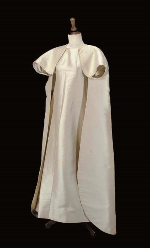 A HEAVY CREAM SILK ENSEMBLE, POSSIBLY BALENCIAGA, 1960S