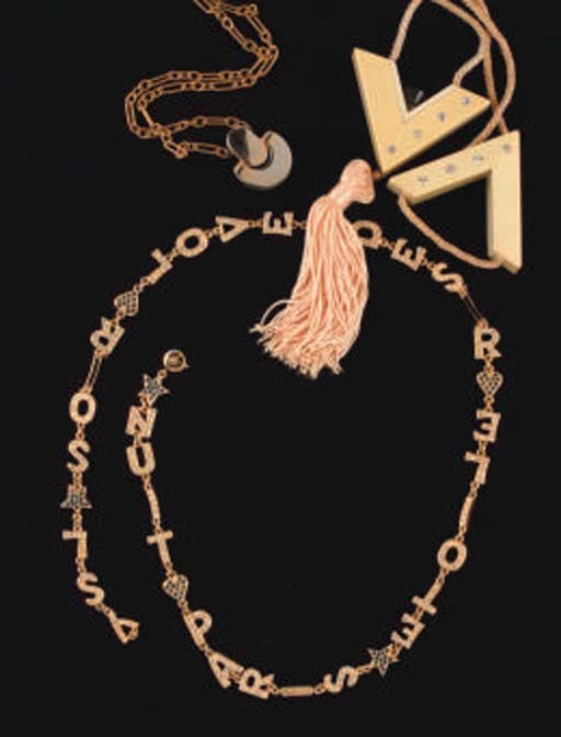 A SMALL GROUP OF JEWELLRY