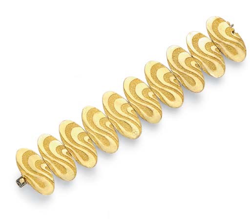 A GOLD BRACELET, BY VAN CLEEF & ARPELS