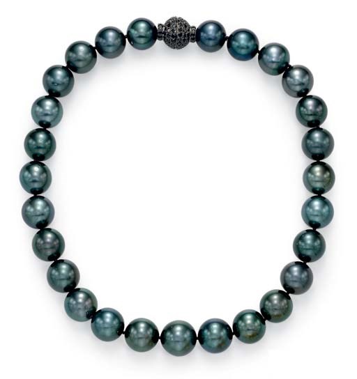 A SINGLE-STRAND BLACK CULTURED PEARL NECKLACE