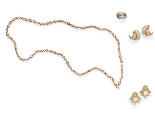 A GROUP OF DIAMOND AND GOLD JEWELRY