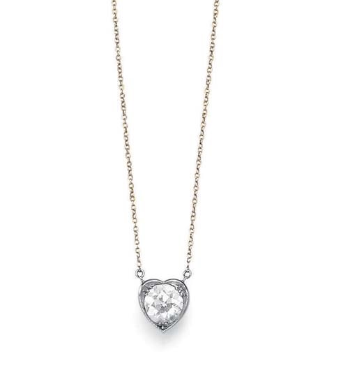 A DIAMOND PENDANT NECKLACE