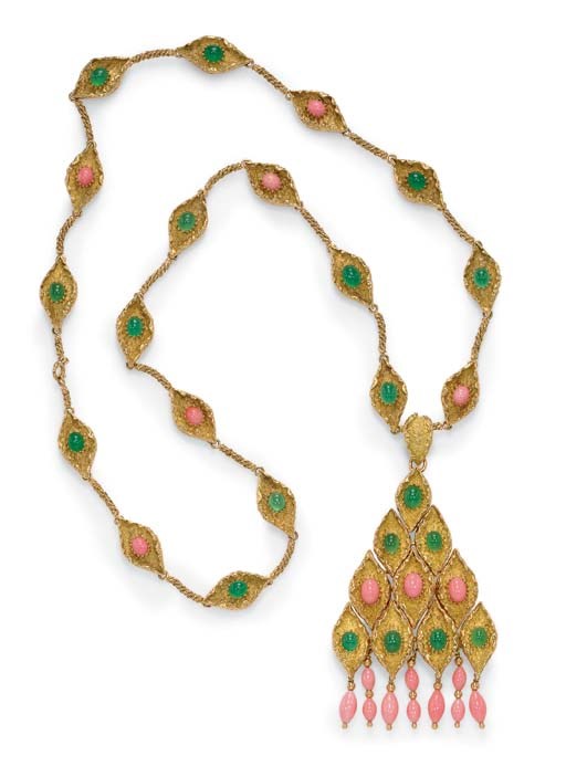 **A CORAL, CHRYSOPRASE AND GOLD PENDANT NECKLACE, BY VAN CLEEF & ARPELS
