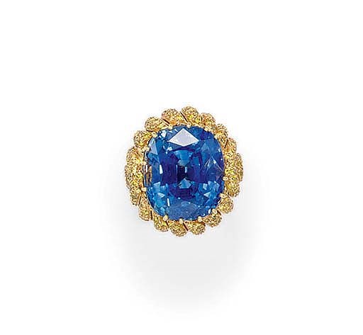 A SAPPHIRE AND COLORED DIAMOND RING