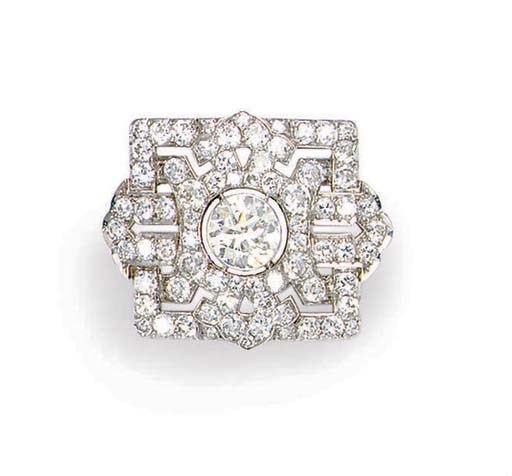 AN ART DECO DIAMOND BROOCH