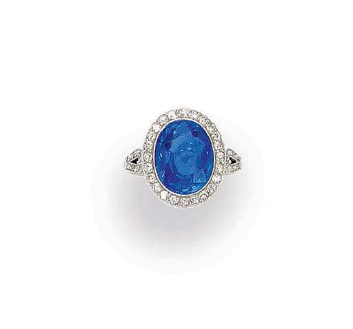 A SAPPHIRE AND DIAMOND RING