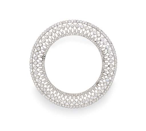 A DIAMOND CIRCLE BROOCH