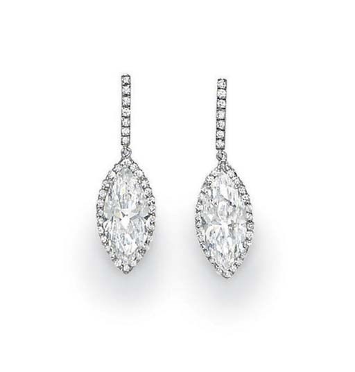 A PAIR OF DIAMOND EAR PENDANTS