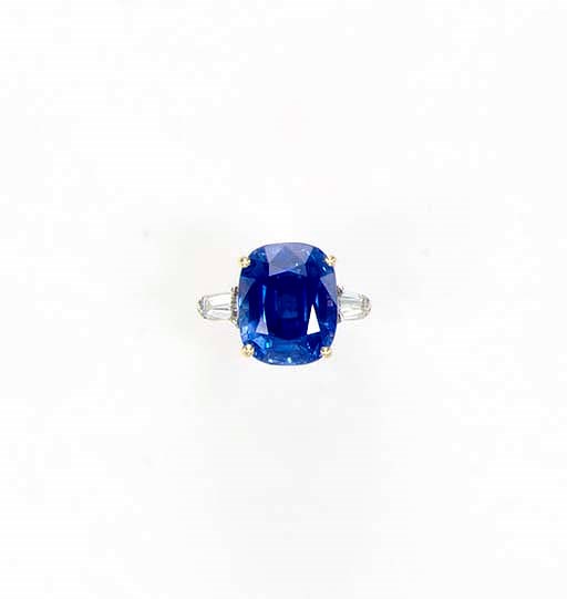 A FINE SAPPHIRE AND DIAMOND RING