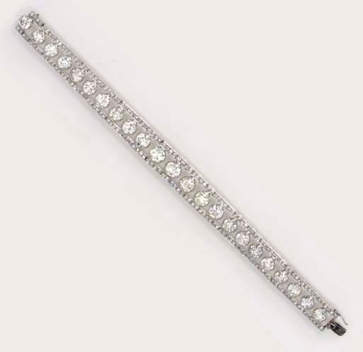 AN ART DECO DIAMOND BRACELET